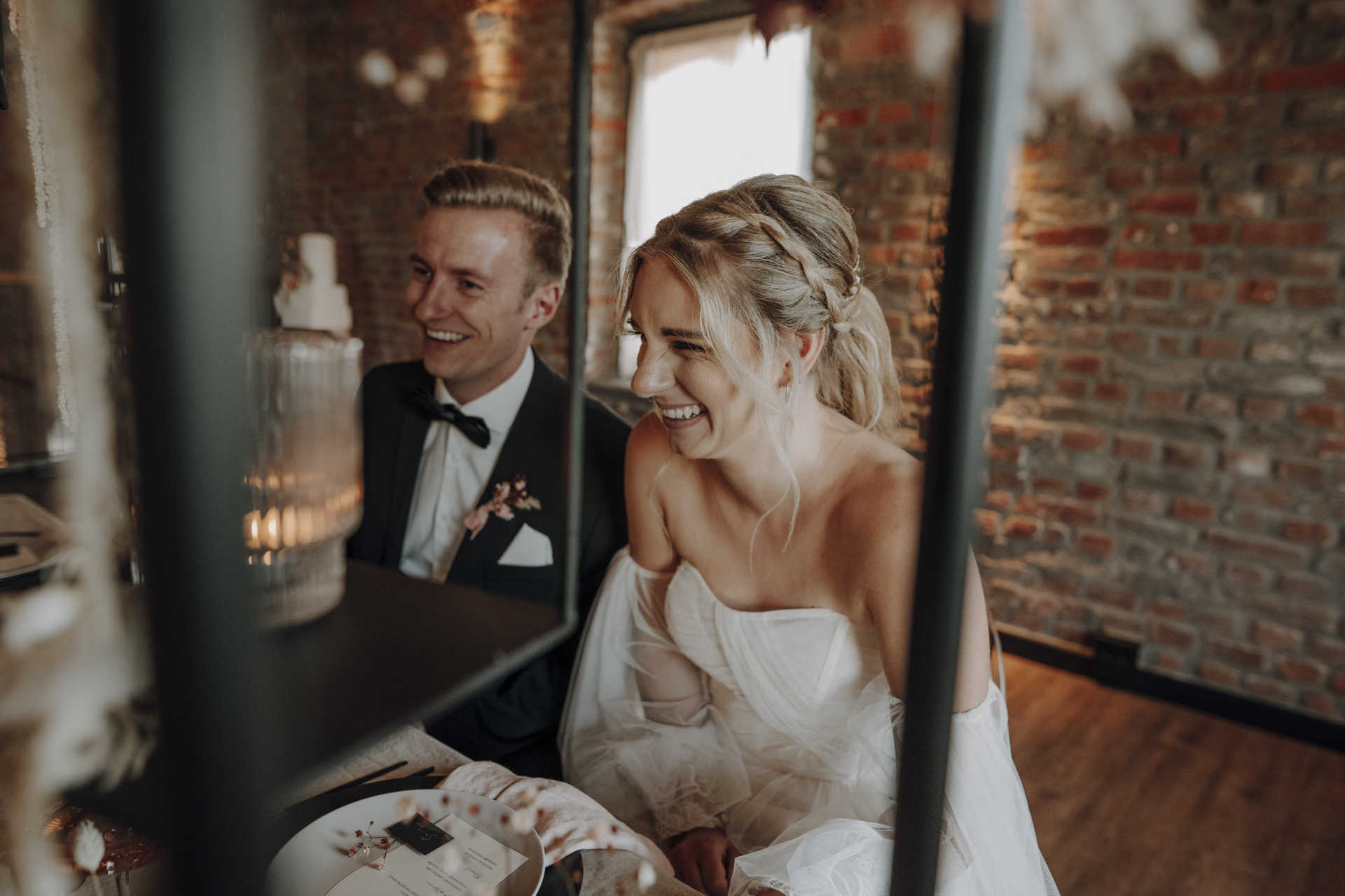Brautpaar am Hochzeitstisch